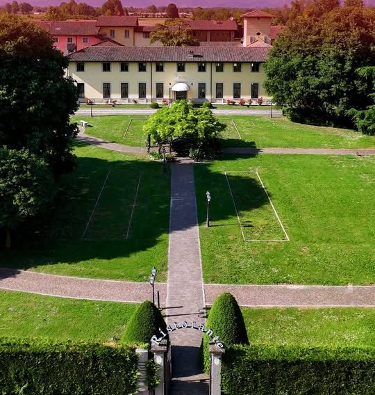 La villa della Muratella a Cologno al Serio vista dall'alto, con il viale e i prati del giardino
